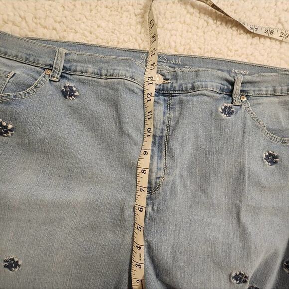 Gloria Vanderbilt Amanda floral embroidered‎ denim stretch Jean shorts plus 22 - Picture 3 of 10
